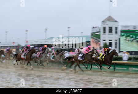 Louisville, KY, Stati Uniti d'America. Il 5 maggio, 2017. Il campo corre lungo il lato anteriore del primo tempo da nel 143in esecuzione della Longines Kentucky Oaks a Churchill Downs Maggio 5, 2017. Credito: Lexington Herald-Leader/ZUMA filo/Alamy Live News Foto Stock