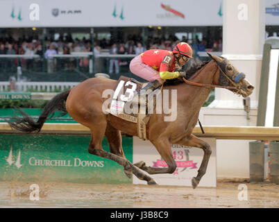 Louisville, KY, Stati Uniti d'America. Il 5 maggio, 2017. Abel Tasman con Mike Smith fino tagliato la linea del traguardo per vincere la 143in esecuzione della Longines Kentucky Oaks a Churchill Downs Maggio 5, 2017. Credito: Lexington Herald-Leader/ZUMA filo/Alamy Live News Foto Stock