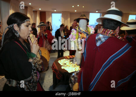 Londra 05 maggio 2017 Westminster City Hall, in collaborazione con l'Ambasciata boliviana nel Regno Unito ha ospitato la Alasitas equo o Feria de las Alasitas in spagnolo, Sua Eccellenza il signor Roberto Calzadilla SarmientoBolivian ambasciatore per il Regno Unito la riproduzione con Sukuris sin fronteras @Paolo Quezada-Neiman/Alamy Live News Credito: Paolo Quezada-Neiman/Alamy Live News Foto Stock