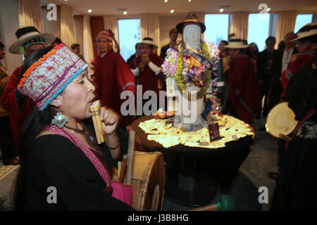 Londra 05 maggio 2017 Westminster City Hall, in collaborazione con l'Ambasciata boliviana nel Regno Unito ha ospitato la Alasitas equo o Feria de las Alasitas in spagnolo, Sua Eccellenza il signor Roberto Calzadilla SarmientoBolivian ambasciatore per il Regno Unito la riproduzione con Sukuris sin fronteras @Paolo Quezada-Neiman/Alamy Live News Credito: Paolo Quezada-Neiman/Alamy Live News Foto Stock