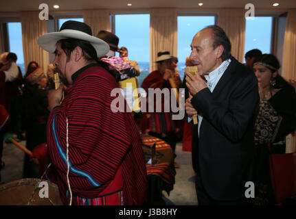 Londra 05 maggio 2017 Westminster City Hall, in collaborazione con l'Ambasciata boliviana nel Regno Unito ha ospitato la Alasitas equo o Feria de las Alasitas in spagnolo, Sua Eccellenza il signor Roberto Calzadilla SarmientoBolivian ambasciatore per il Regno Unito la riproduzione con Sukuris sin fronteras @Paolo Quezada-Neiman/Alamy Live News Credito: Paolo Quezada-Neiman/Alamy Live News Foto Stock