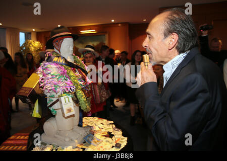 Londra 05 maggio 2017 Westminster City Hall, in collaborazione con l'Ambasciata boliviana nel Regno Unito ha ospitato la Alasitas equo o Feria de las Alasitas in spagnolo, Sua Eccellenza il signor Roberto Calzadilla SarmientoBolivian ambasciatore per il Regno Unito la riproduzione con Sukuris sin fronteras @Paolo Quezada-Neiman/Alamy Live News Credito: Paolo Quezada-Neiman/Alamy Live News Foto Stock