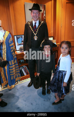 Londra 05 maggio 2017 Westminster City Hall, in collaborazione con l'Ambasciata boliviana nel Regno Unito ha ospitato la Alasitas equo o Feria de las Alasitas in spagnolo, Sua Eccellenza il signor Roberto Calzadilla SarmientoBolivian ambasciatore per il Regno Unito la riproduzione con Sukuris sin fronteras @Paolo Quezada-Neiman/Alamy Live News Credito: Paolo Quezada-Neiman/Alamy Live News Foto Stock