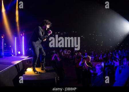 Milano, Italia. 05 Maggio, 2017. Il cantante italiano-cantautore FRANCESCO RENGA suona dal vivo sul palco al Mediolanum Forum durante il 'Scriverò Il Tuo Nome Tour' Credito: Rodolfo Sassano/Alamy Live News Foto Stock