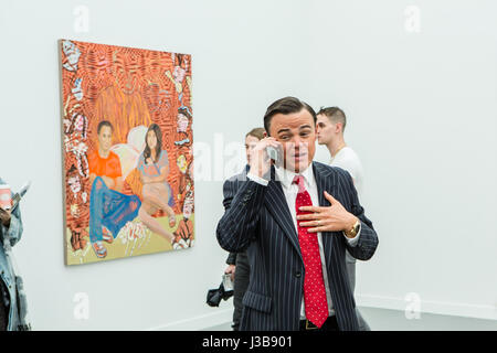 New York, US. 05 Maggio, 2017. New York, NY - 5 maggio 2017. Il giorno di apertura del fregio Art Fair, presentazione di arte moderna e contemporanea presentata da gallerie provenienti da tutto il mondo, su Randall's Island in New York City. Un gallerista sul telefono per discutere l'acquisto di un'opera d'arte con un potenziale cliente. Credit: Ed Lefkowicz/Alamy Live News Foto Stock