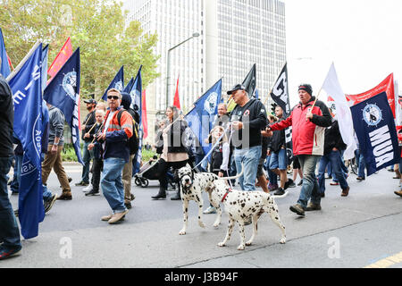 Adelaide, Australia. Il 6 maggio, 2017. Centinaia di persone in rappresentanza di vari Australian Sindacati e leftwing le organizzazioni affiliate hanno marciato attraverso il quartiere centrale degli affari di Adelaide in lotta per i diritti dei lavoratori, la sicurezza del posto di lavoro e in solidarietà con i lavoratori di tutto il mondo Credito: amer ghazzal/Alamy Live News Foto Stock