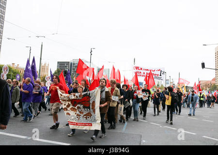 Adelaide, Australia. Il 6 maggio, 2017. Centinaia di persone in rappresentanza di vari Australian Sindacati e leftwing le organizzazioni affiliate hanno marciato attraverso il quartiere centrale degli affari di Adelaide in lotta per i diritti dei lavoratori, la sicurezza del posto di lavoro e in solidarietà con i lavoratori di tutto il mondo Credito: amer ghazzal/Alamy Live News Foto Stock