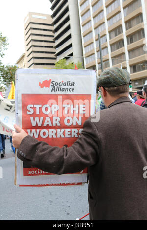 Adelaide, Australia. Il 6 maggio, 2017. Centinaia di persone in rappresentanza di vari Australian Sindacati e leftwing le organizzazioni affiliate hanno marciato attraverso il quartiere centrale degli affari di Adelaide in lotta per i diritti dei lavoratori, la sicurezza del posto di lavoro e in solidarietà con i lavoratori di tutto il mondo Credito: amer ghazzal/Alamy Live News Foto Stock