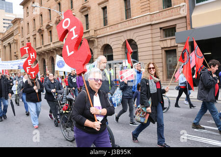 Adelaide, Australia. Il 6 maggio, 2017. Centinaia di persone in rappresentanza di vari Australian Sindacati e leftwing le organizzazioni affiliate hanno marciato attraverso il quartiere centrale degli affari di Adelaide in lotta per i diritti dei lavoratori, la sicurezza del posto di lavoro e in solidarietà con i lavoratori di tutto il mondo Credito: amer ghazzal/Alamy Live News Foto Stock