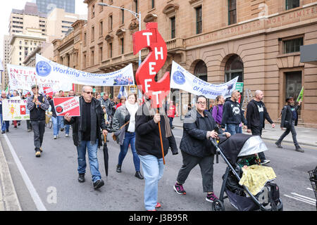 Adelaide, Australia. Il 6 maggio, 2017. Centinaia di persone in rappresentanza di vari Australian Sindacati e leftwing le organizzazioni affiliate hanno marciato attraverso il quartiere centrale degli affari di Adelaide in lotta per i diritti dei lavoratori, la sicurezza del posto di lavoro e in solidarietà con i lavoratori di tutto il mondo Credito: amer ghazzal/Alamy Live News Foto Stock