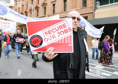 Adelaide, Australia. Il 6 maggio, 2017. Centinaia di persone in rappresentanza di vari Australian Sindacati e leftwing le organizzazioni affiliate hanno marciato attraverso il quartiere centrale degli affari di Adelaide in lotta per i diritti dei lavoratori, la sicurezza del posto di lavoro e in solidarietà con i lavoratori di tutto il mondo Credito: amer ghazzal/Alamy Live News Foto Stock