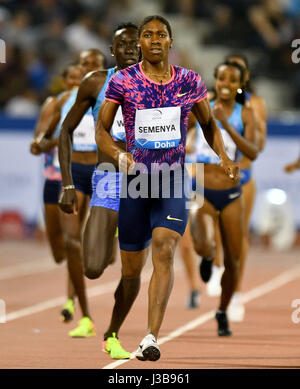 Doha in Qatar. Il 5 maggio, 2017. Caster Semenya del Sud Africa compete durante la donna 800m finale del 2017 Doha IAAF Diamond League a Doha, capitale del Qatar, 5 maggio 2017. Caster Semenya rivendicato il titolo con 1:56.61. Credito: Nikku/Xinhua/Alamy Live News Foto Stock