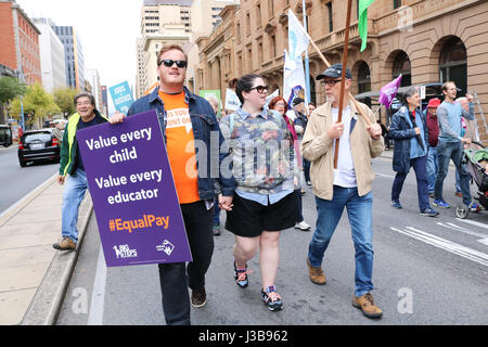 Adelaide, Australia. Il 6 maggio, 2017. Centinaia di persone in rappresentanza di vari Australian Sindacati e leftwing le organizzazioni affiliate hanno marciato attraverso il quartiere centrale degli affari di Adelaide in lotta per i diritti dei lavoratori, la sicurezza del posto di lavoro e in solidarietà con i lavoratori di tutto il mondo Credito: amer ghazzal/Alamy Live News Foto Stock