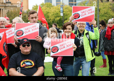 Adelaide, Australia. Il 6 maggio, 2017. Centinaia di persone in rappresentanza di vari Australian Sindacati e leftwing le organizzazioni affiliate hanno marciato attraverso il quartiere centrale degli affari di Adelaide in lotta per i diritti dei lavoratori, la sicurezza del posto di lavoro e in solidarietà con i lavoratori di tutto il mondo Credito: amer ghazzal/Alamy Live News Foto Stock