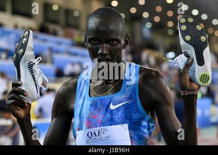 Doha in Qatar. Il 5 maggio, 2017. Ronald Kwemoi del Kenya celebra dopo aver vinto gli uomini 3000m finale del 2017 Doha IAAF Diamond League a Doha, capitale del Qatar, 5 maggio 2017. Ronald Kwemoi rivendicato il titolo con 7:28.73. Credito: Nikku/Xinhua/Alamy Live News Foto Stock