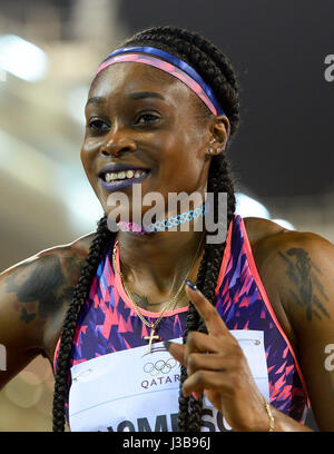 Doha in Qatar. Il 5 maggio, 2017. Elaine Thompson della Giamaica festeggia dopo la vittoria delle donne 200m finale del 2017 Doha IAAF Diamond League a Doha, capitale del Qatar, 5 maggio 2017. Elaine Thompson rivendicato il titolo con 22.19 seonds. Credito: Nikku/Xinhua/Alamy Live News Foto Stock