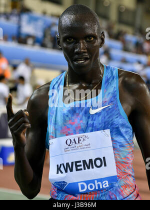 Doha in Qatar. Il 5 maggio, 2017. Ronald Kwemoi del Kenya celebra dopo aver vinto gli uomini 3000m finale del 2017 Doha IAAF Diamond League a Doha, capitale del Qatar, 5 maggio 2017. Ronald Kwemoi rivendicato il titolo con 7:28.73. Credito: Nikku/Xinhua/Alamy Live News Foto Stock