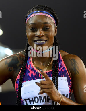 Doha in Qatar. Il 5 maggio, 2017. Elaine Thompson della Giamaica festeggia dopo la vittoria delle donne 200m finale del 2017 Doha IAAF Diamond League a Doha, capitale del Qatar, 5 maggio 2017. Elaine Thompson rivendicato il titolo con 22.19 seonds. Credito: Nikku/Xinhua/Alamy Live News Foto Stock