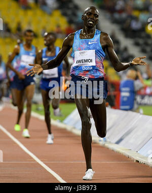 Doha in Qatar. Il 5 maggio, 2017. Ronald Kwemoi del Kenya celebra dopo aver vinto gli uomini 3000m finale del 2017 Doha IAAF Diamond League a Doha, capitale del Qatar, 5 maggio 2017. Ronald Kwemoi rivendicato il titolo con 7:28.73. Credito: Nikku/Xinhua/Alamy Live News Foto Stock