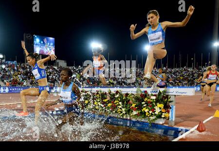 Doha in Qatar. Il 5 maggio, 2017. Guide di scorrimento in concorrenza durante la donna 3000m Siepi finale del 2017 Doha IAAF Diamond League a Doha, capitale del Qatar, 5 maggio 2017. Credito: Nikku/Xinhua/Alamy Live News Foto Stock