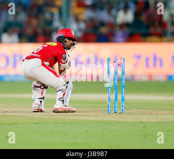 Bengaluru, India. Il 5 maggio, 2017. Wirdhhman SAHA Kings XI Punjab era pulita colpiti da Shane Watson nel Chinnasamy Stadium, Bengaluru, durante il sistema di epilazione a luce pulsata stagione 10 il 5 maggio 2017. Credito: Seshadri SUKUMAR/Alamy Live News Foto Stock