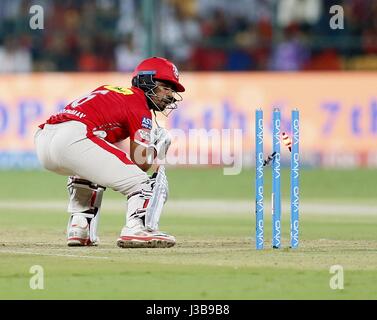 Bengaluru, India. Il 5 maggio, 2017. Wirdhhman SAHA Kings XI Punjab era pulita colpiti da Shane Watson nel Chinnasamy Stadium, Bengaluru, durante il sistema di epilazione a luce pulsata stagione 10 il 5 maggio 2017. Credito: Seshadri SUKUMAR/Alamy Live News Foto Stock