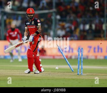 Bengaluru, India. Il 5 maggio, 2017. Virat Kohli capitano di RCB pulire colpiti da Sandeep di Kings XI Punjab in Chinnasamy Stadium, Bengaluru, durante il sistema di epilazione a luce pulsata stagione 10 il 5 maggio 2017. Credito: Seshadri SUKUMAR/Alamy Live News Foto Stock