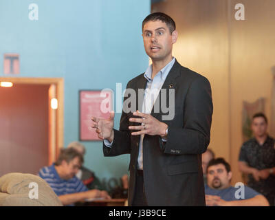 Mount Pleasant, Stati Uniti. 05 Maggio, 2017. Iowa stato senatore Nate Boulton (D-16, Des Moines) per lanciare il suo 2018 gubanatorial capaign con diverse fermate tra cui il SiP Coffee Shop in Mount Pleasant. Credito: Keith Turrill/Alamy Live News Foto Stock