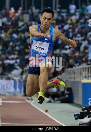 Doha in Qatar. Il 5 maggio, 2017. Della Cina di Dong Bin compete durante gli Uomini Salto triplo Finale del 2017 Doha IAAF Diamond League a Doha, capitale del Qatar, 5 maggio 2017. Dong ha preso il quarto posto con 16,76 metri. Credito: Nikku/Xinhua/Alamy Live News Foto Stock