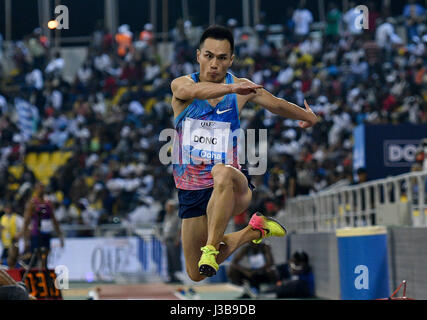 Doha in Qatar. Il 5 maggio, 2017. Della Cina di Dong Bin compete durante gli Uomini Salto triplo Finale del 2017 Doha IAAF Diamond League a Doha, capitale del Qatar, 5 maggio 2017. Dong ha preso il quarto posto con 16,76 metri. Credito: Nikku/Xinhua/Alamy Live News Foto Stock