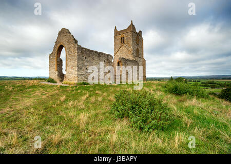 Le rovine della chiesa di San Michele sulla sommità del Burrow Mump nella campagna di Somerset Foto Stock