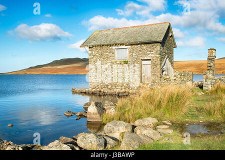 Le rovine di un antico in pietra al Boathouse Devoke acqua nel Parco nazionale del Lake District in Cumbria Foto Stock