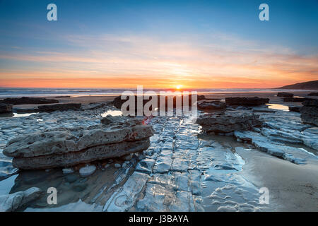 Tramonto su pavimenti calcarei a Dunraven Bay nel Vale of Glamorgan in Galles Foto Stock