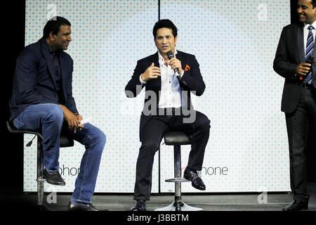 New Delhi, India. 03 Maggio, 2017. Ex cricketer indiano Sachin Tendulkar parla durante il lancio Smartron srt. smart phone. Credito: Ravi Prakash/Pacific Press/Alamy Live News Foto Stock