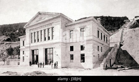 Questa immagine storica mostra la stazione della funivia di Leopoldsberg, Vienna, costruita nel 1873. È una parte fondamentale della storia dei trasporti della zona e mostra il primo sviluppo delle funivie a Vienna. Foto Stock