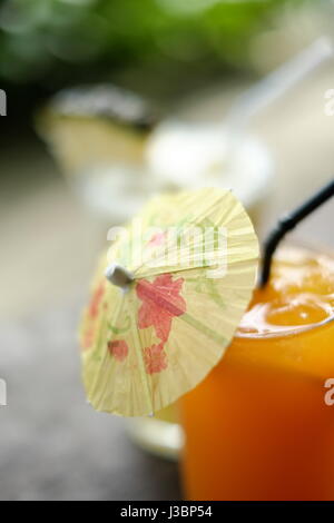 Il Gin alcolici e cocktail di succo di frutta con il cubo di ghiaccio, succo di arancia e pompelmo Foto Stock