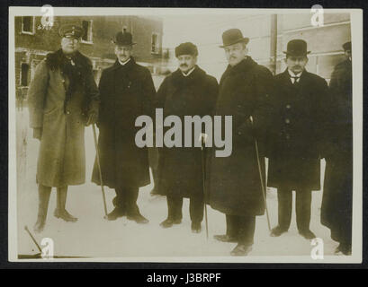La delegazione di negoziazione tedesco-austriaco-turco a Brest-Litovsk si riferisce ai colloqui diplomatici svolti durante la prima guerra mondiale, dove le potenze centrali, tra cui Germania, Austria-Ungheria e Impero ottomano, negoziarono i termini di pace con la Russia sovietica. Questo trattato di pace fu un momento significativo nella storia diplomatica della guerra. Foto Stock