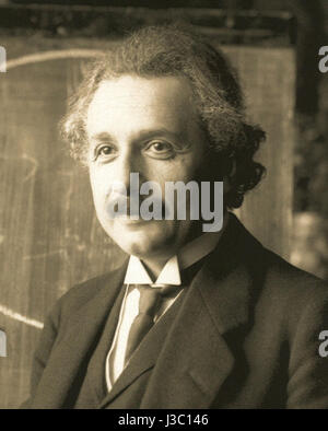 Questo ritratto, creato dall'artista F. Schmutzer nel 1921, raffigura il famoso fisico Albert Einstein. Cattura la sua somiglianza durante un periodo in cui Einstein stava ottenendo il riconoscimento mondiale per i suoi contributi alla fisica teorica. Foto Stock