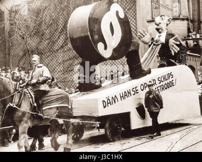 Un'immagine che cattura la vibrante atmosfera dell'Express Karneval nei Paesi Bassi, con costumi elaborati, musica vivace e balli festosi. La scena riflette la ricchezza culturale e lo spirito comune di questa celebrazione annuale. Foto Stock