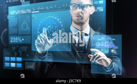 Close up di imprenditore con schermi virtuali Foto Stock
