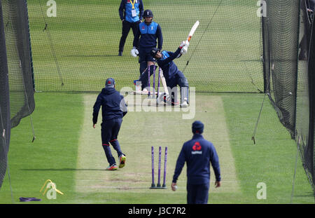 L'Inghilterra del Joe pipistrelli root durante la sessione di reti a terra Brightside, Bristol. Stampa foto di associazione. Picture Data: giovedì 4 maggio 2017. Vedere PA storia CRICKET Inghilterra. Foto di credito dovrebbe leggere: David Davies/filo PA. Restrizioni: solo uso editoriale. Nessun uso commerciale senza il previo consenso scritto da parte della BCE. Immagine ancora utilizzare solo. Assenza di immagini in movimento per emulare broadcast. Non rimuovere od oscurare del logo dello sponsor. Foto Stock