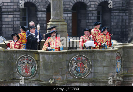 Lord Lyon King (centro) legge un annuncio convocazione di un nuovo parlamento britannico nel corso di una cerimonia al Mercat Cross di Edimburgo. Foto Stock