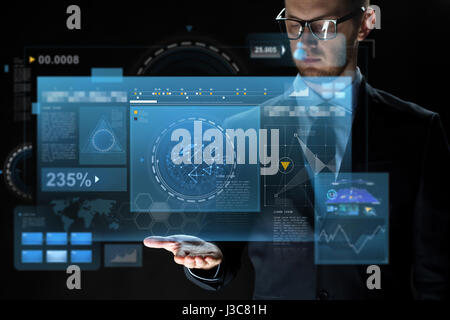 Close up di imprenditore con schermi virtuali Foto Stock