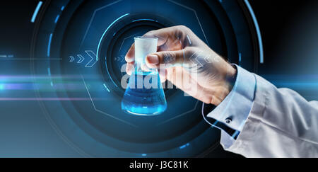 Close up di scienziato holding pallone con agenti chimici Foto Stock