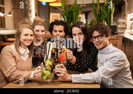 Happy amici con bevande al bar o caffè Foto Stock