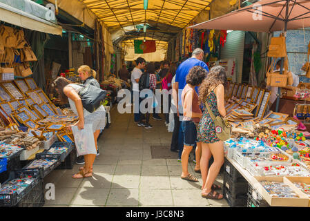 Mercato di Bolhao Porto, vista dei turisti che guardano le merci in vendita in bancarelle nello storico Mercado do Bolhao nel centro di Porto, Portogallo. Foto Stock