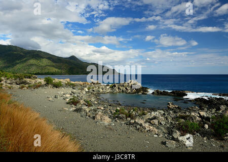 Una delle strade con una più vista sulla costa cubana ai piedi delle montagne della Sierra Maestra e sopra la costa del Mar dei Caraibi Foto Stock