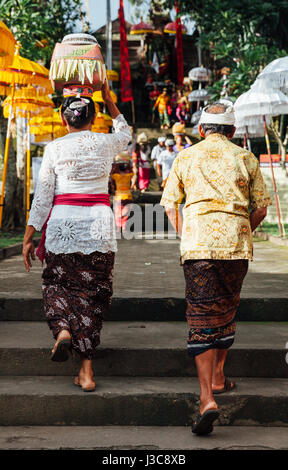 UBUD, Indonesia - 2 Marzo: coppia Senior passeggiate su per le scale durante la celebrazione prima Nyepi (Giorno Balinese di silenzio) il 2 marzo 2016 in Ubud, ho Foto Stock