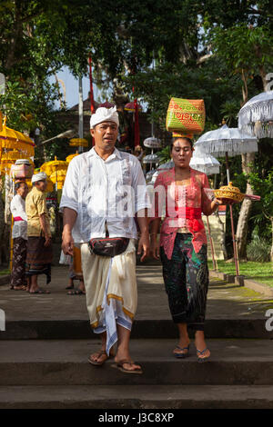 UBUD, Indonesia - 2 Marzo: giovane cammina giù per le scale durante la celebrazione prima Nyepi (Giorno Balinese di silenzio) il 2 marzo 2016 in Ubud, Indone Foto Stock