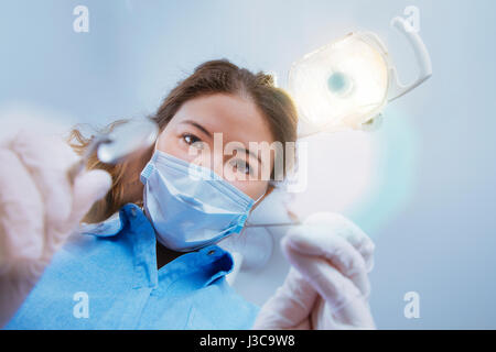 Ritratto di una donna dentista esame paziente Foto Stock